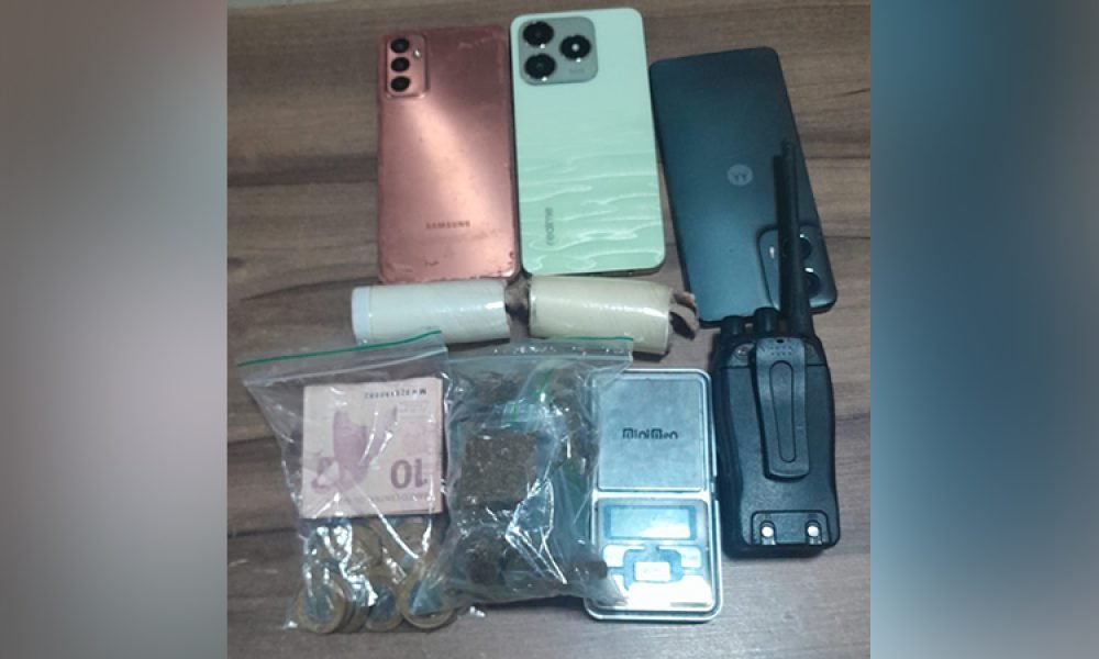 Objetos apreendidos: três celulares, dois pacotes cilíndricos, dinheiro, substância vegetal e balança digital, com um rádio comunicador.
