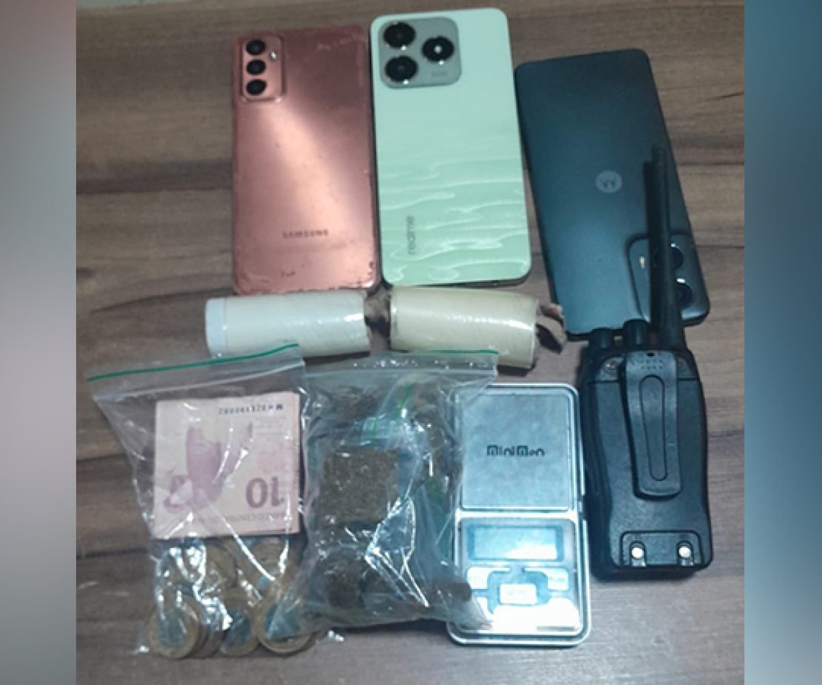 Objetos apreendidos: três celulares, dois pacotes cilíndricos, dinheiro, substância vegetal e balança digital, com um rádio comunicador.