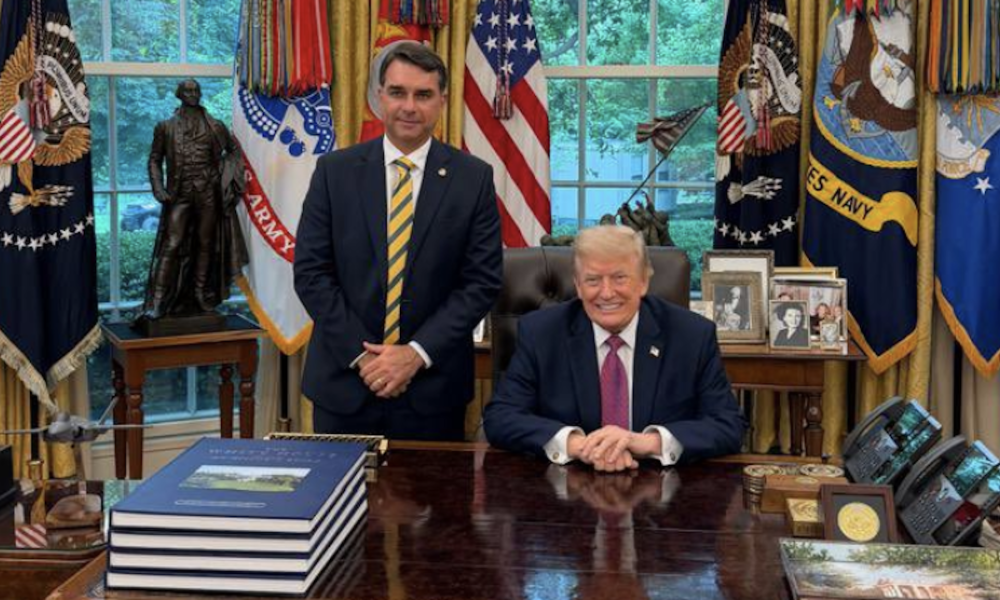 Na imagem, o senador Flávio Bolsonaro com o presidente Donald Trump na Casa Branca