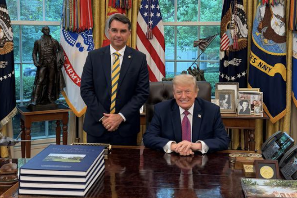 Na imagem, o senador Flávio Bolsonaro com o presidente Donald Trump na Casa Branca