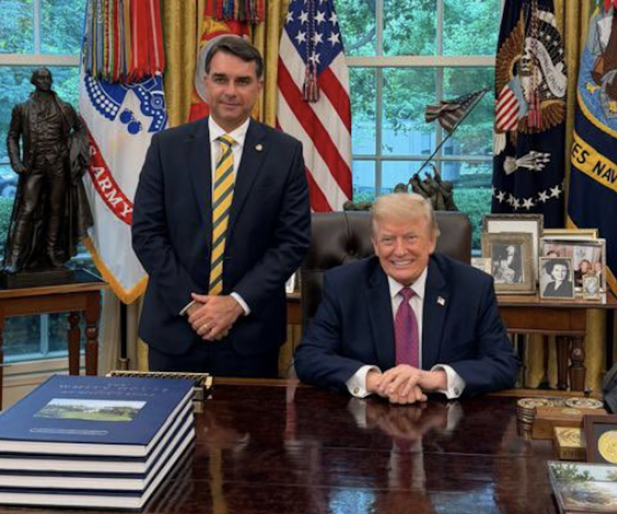 Na imagem, o senador Flávio Bolsonaro com o presidente Donald Trump na Casa Branca