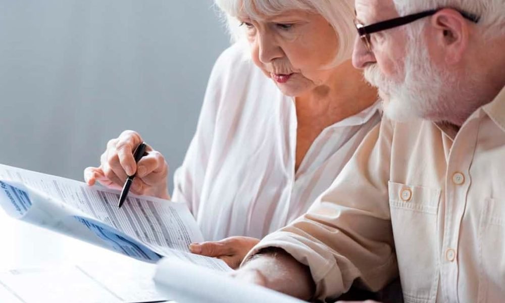 Isenção para idosos: como brasileiros acima de 60 anos podem se livrar de contas e impostos
