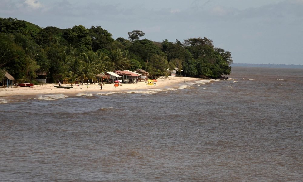 mais tempo, enquanto parte das pessoas continuava na água, próximo à embarcação