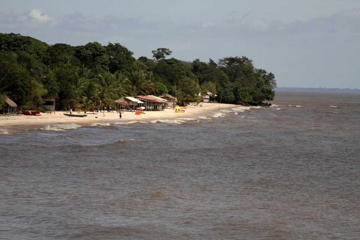 mais tempo, enquanto parte das pessoas continuava na água, próximo à embarcação