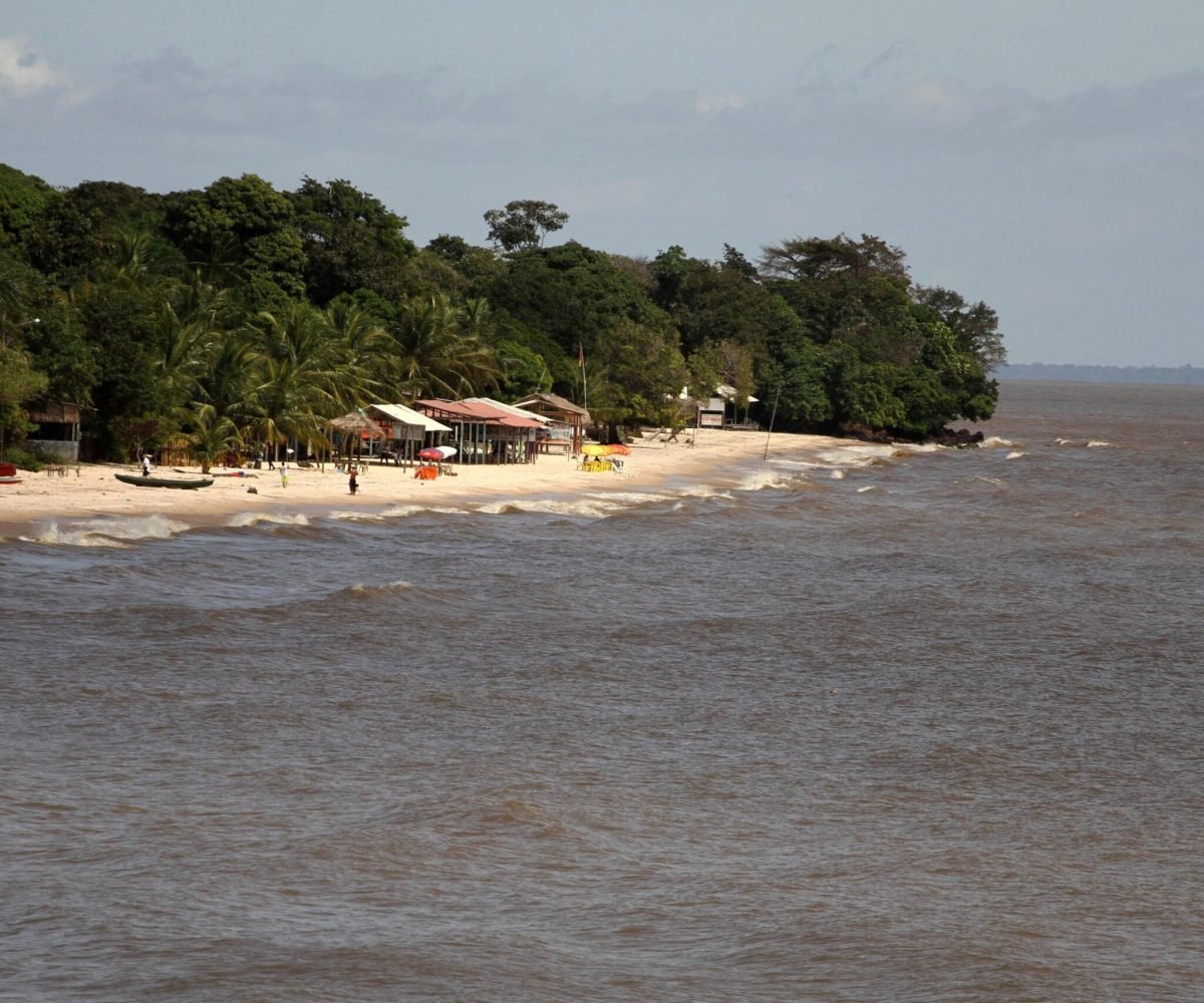 mais tempo, enquanto parte das pessoas continuava na água, próximo à embarcação