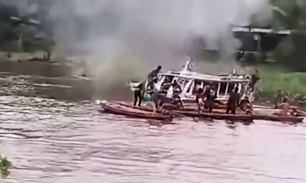 tava passageiros foi atingida por um incêndio na tarde deste domingo (31) no Rio