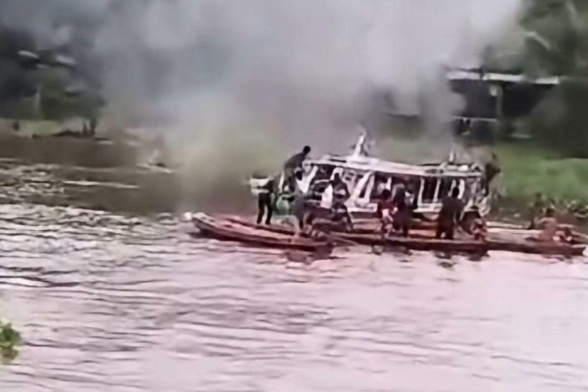 tava passageiros foi atingida por um incêndio na tarde deste domingo (31) no Rio