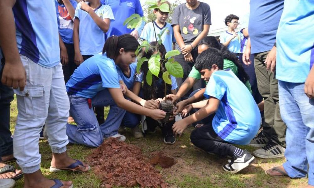 O Grupamento Ambiental da Polícia Ambiental reunido para apresentar o material de taxidermia aos estudantes.