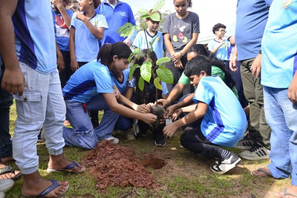 O Grupamento Ambiental da Polícia Ambiental reunido para apresentar o material de taxidermia aos estudantes.