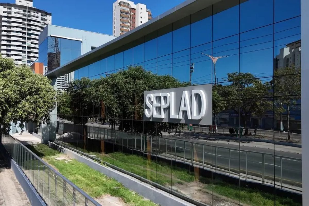 árias e com salários de até R$2.176,75. As oportunidades contemplam candidatos c