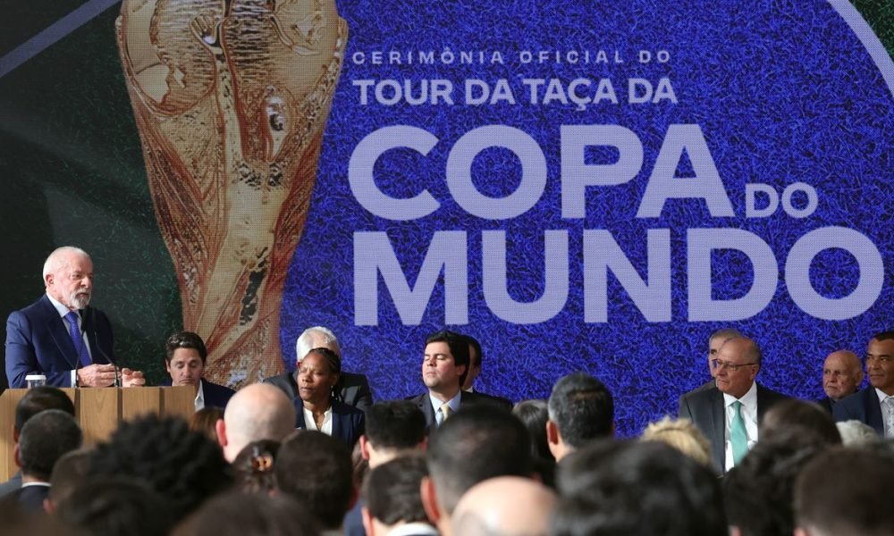 Brasil sanciona lei para a Copa do Mundo Feminina de 2027 e homenageia pioneiras