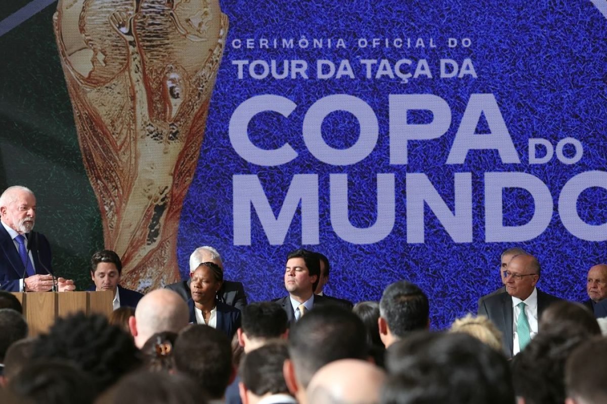 Brasil sanciona lei para a Copa do Mundo Feminina de 2027 e homenageia pioneiras