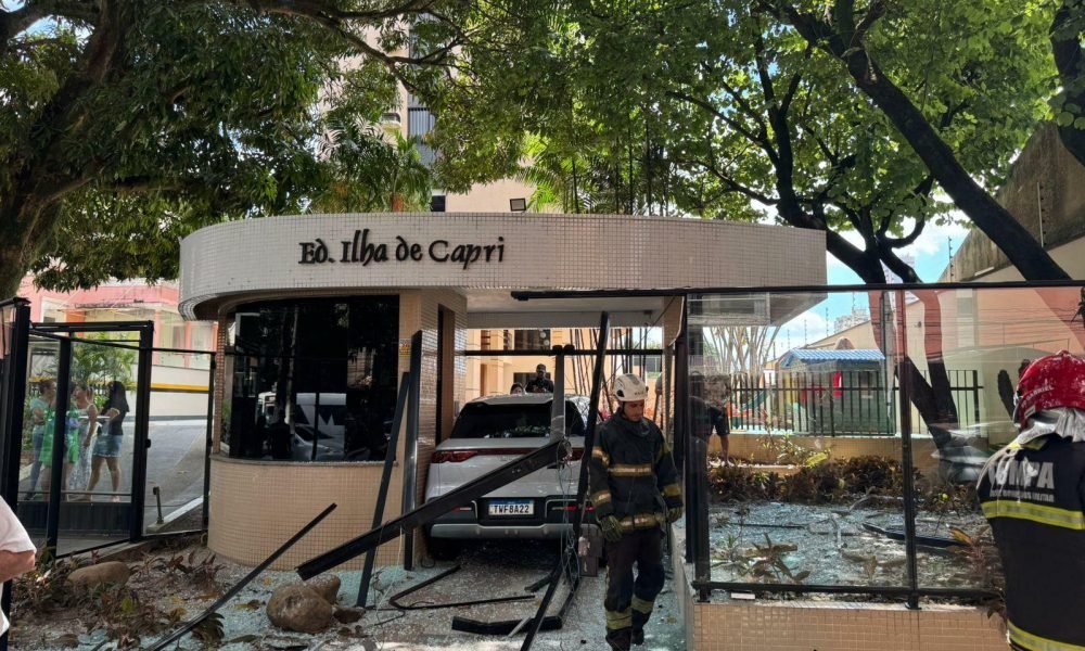Acidente causa destruição em fachada de prédio residencial no bairro de São Brás