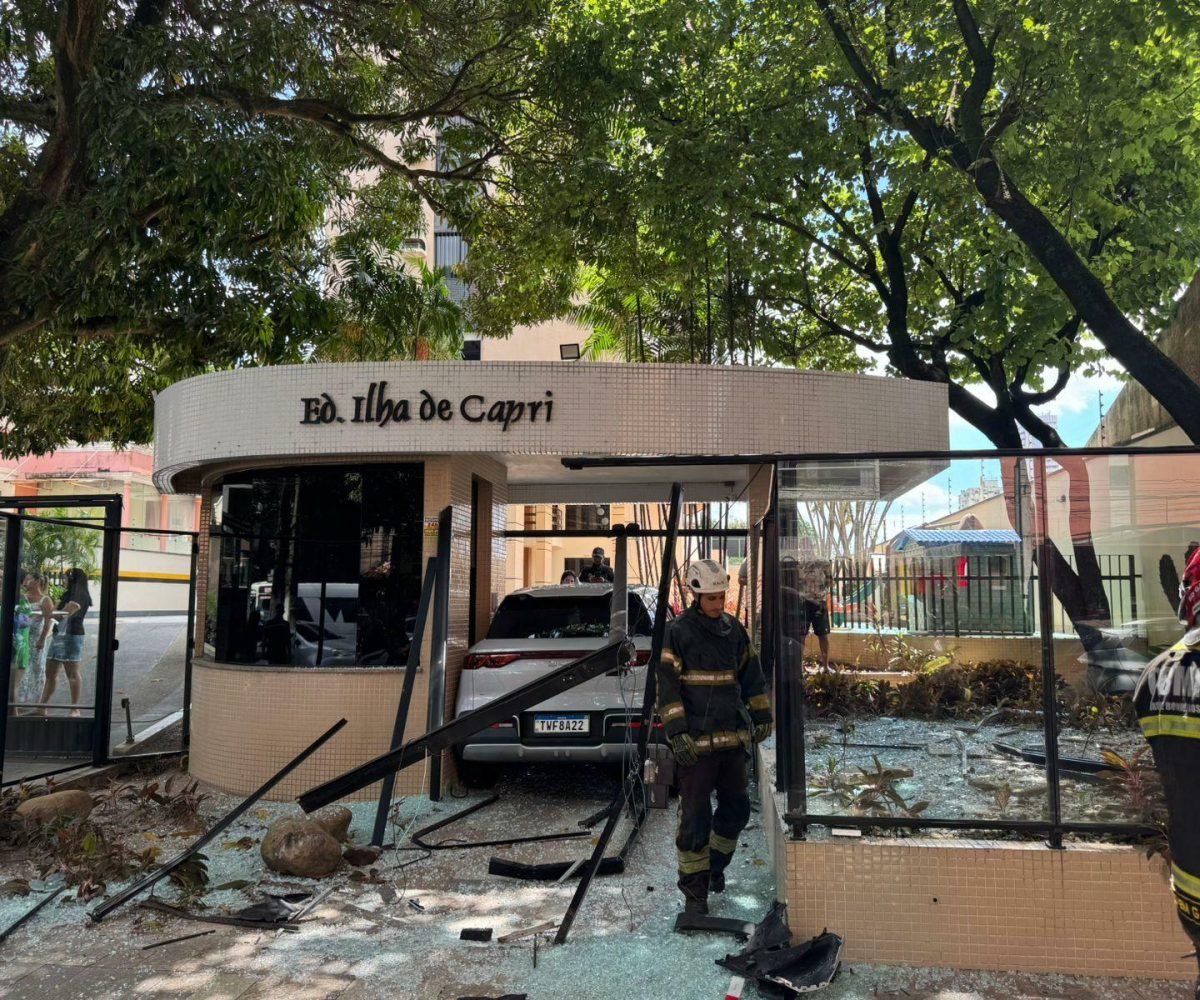 Acidente causa destruição em fachada de prédio residencial no bairro de São Brás