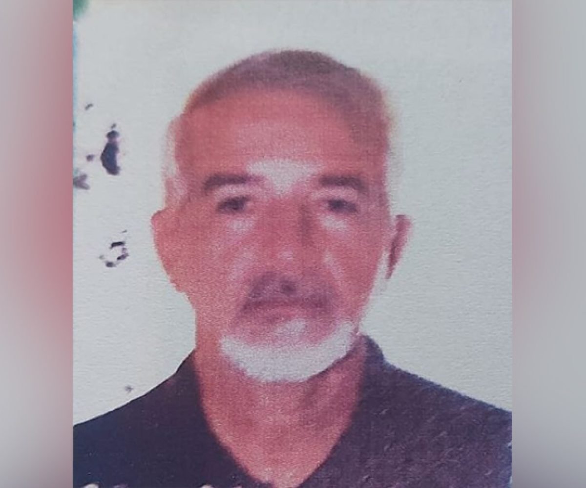 Homem de meia-idade com cabelo e barba grisalhos, vestindo camisa escura, em foto de rosto.