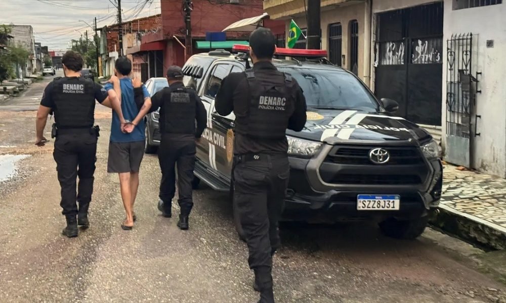 posse ilegal de arma de fogo de uso restrito. Com ele, os agentes encontraram um