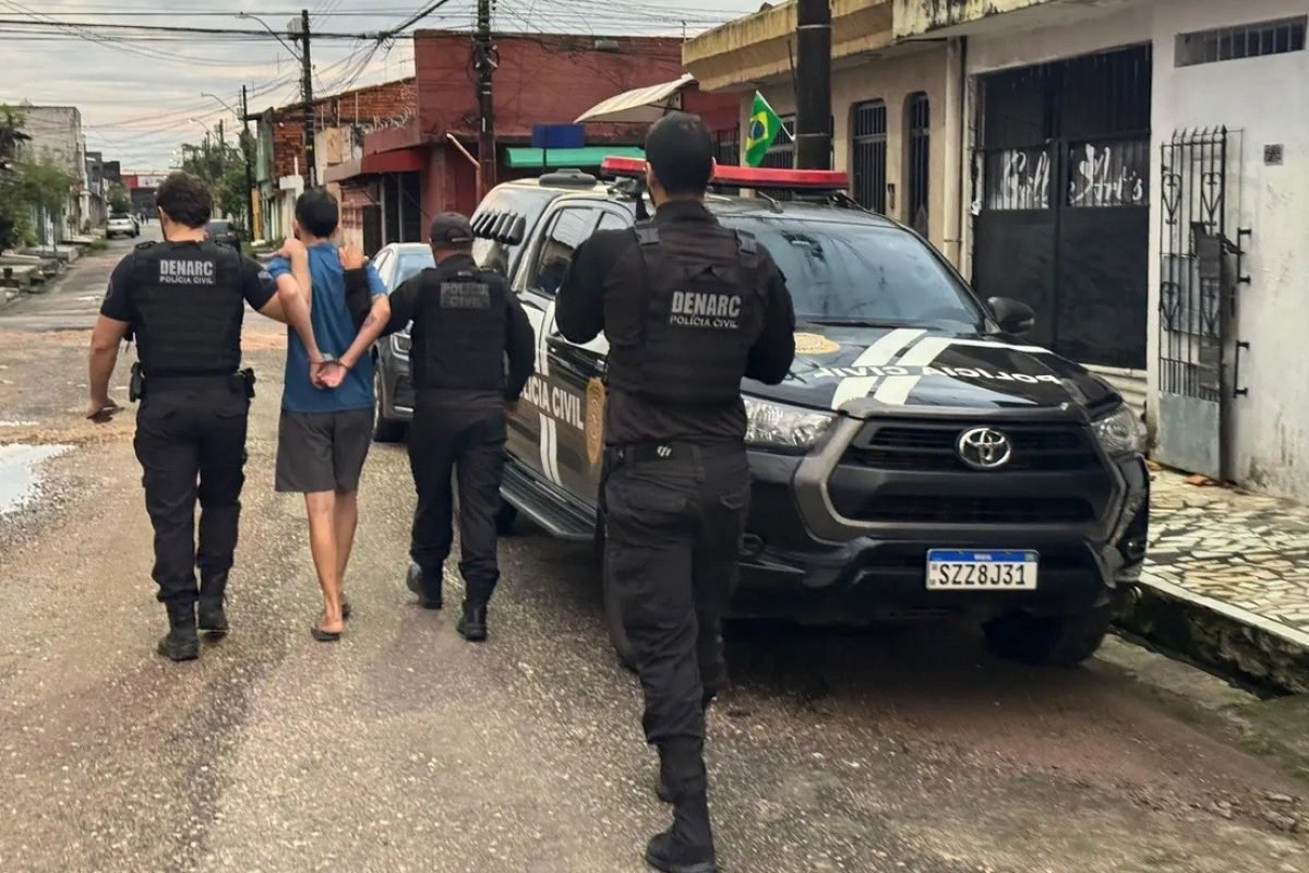 posse ilegal de arma de fogo de uso restrito. Com ele, os agentes encontraram um