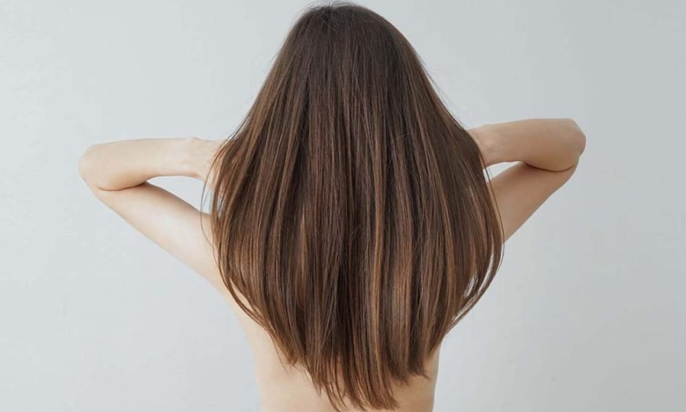 Cabelo liso natural: estratégias para alinhar os fios sem química ou chapinha
