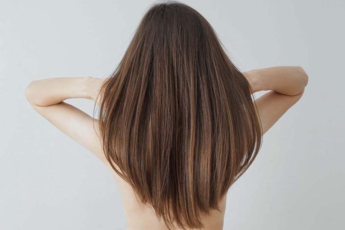 Cabelo liso natural: estratégias para alinhar os fios sem química ou chapinha