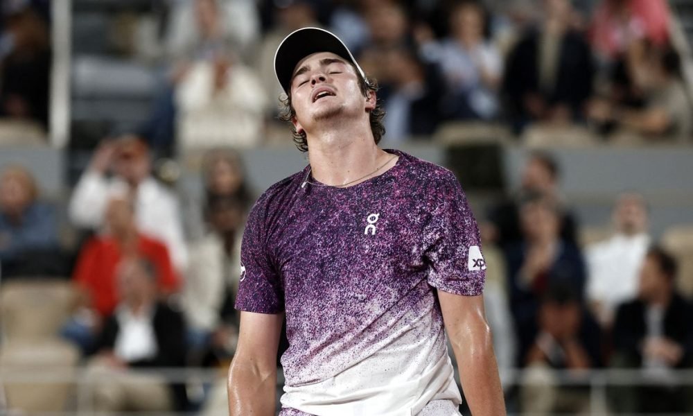 Jornada histórica de João Fonseca em Roland Garros chega ao fim em duelo contra Mensik