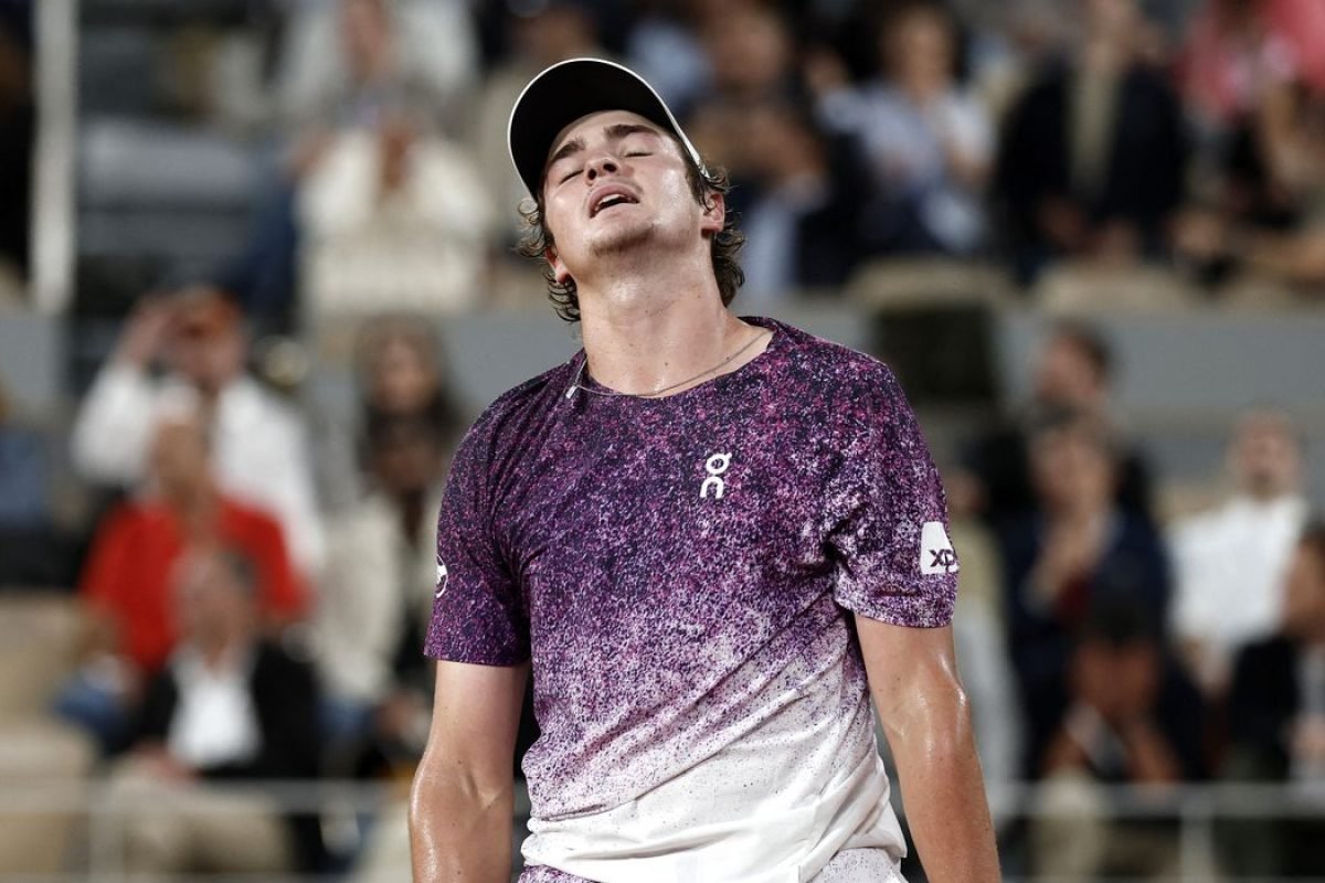 Jornada histórica de João Fonseca em Roland Garros chega ao fim em duelo contra Mensik