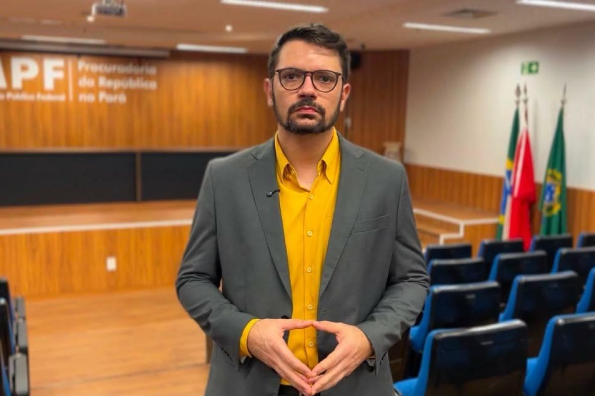 guardas municipais contra um usuário do Espaço Acolher, equipamento destinado ao