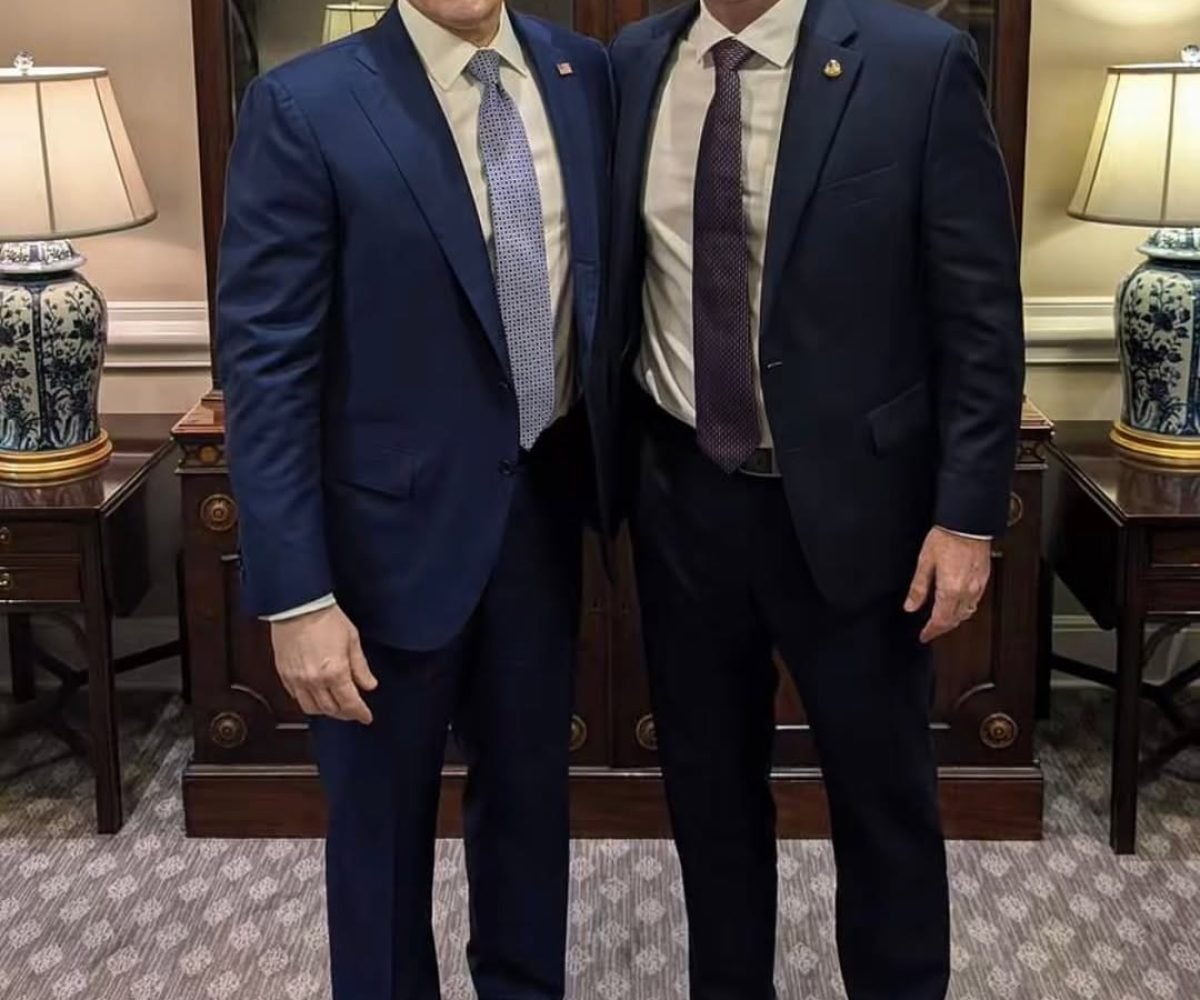 Na foto, o secretário de Estado dos EUA, Marco Rubio, ao lado de Flávio Bolsonaro, senador e candidato à Presidência