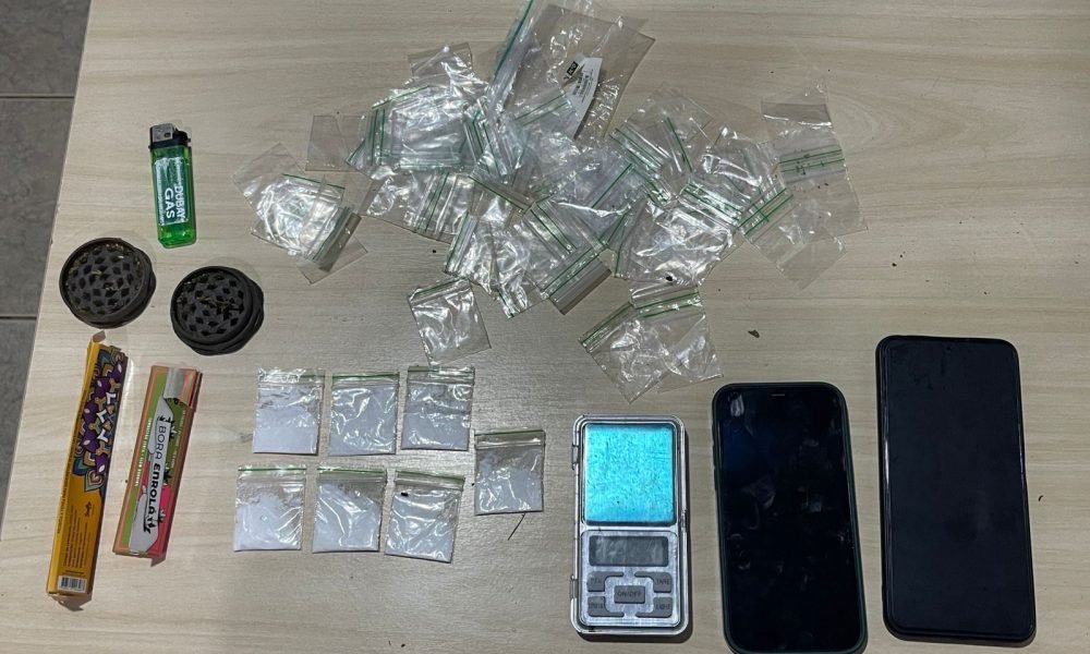 Cocaína, embalagens e uma balança foram apreendidas