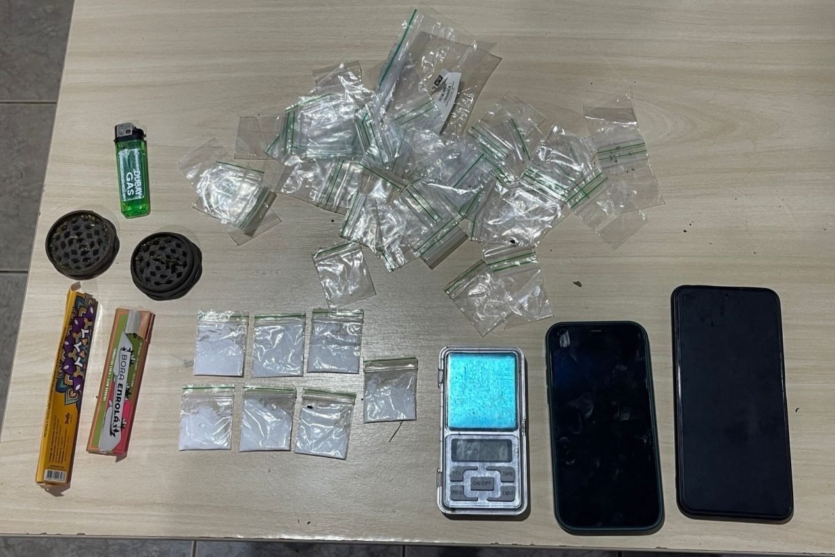 Cocaína, embalagens e uma balança foram apreendidas