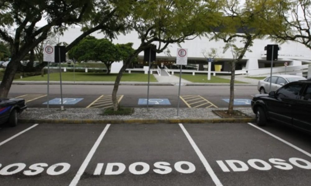 Isenção de tarifa em estacionamento rotativo beneficia idosos em cidade paulista