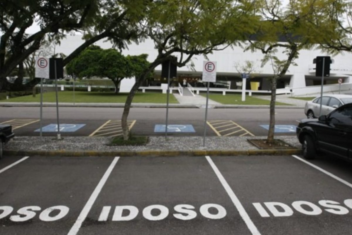 Isenção de tarifa em estacionamento rotativo beneficia idosos em cidade paulista