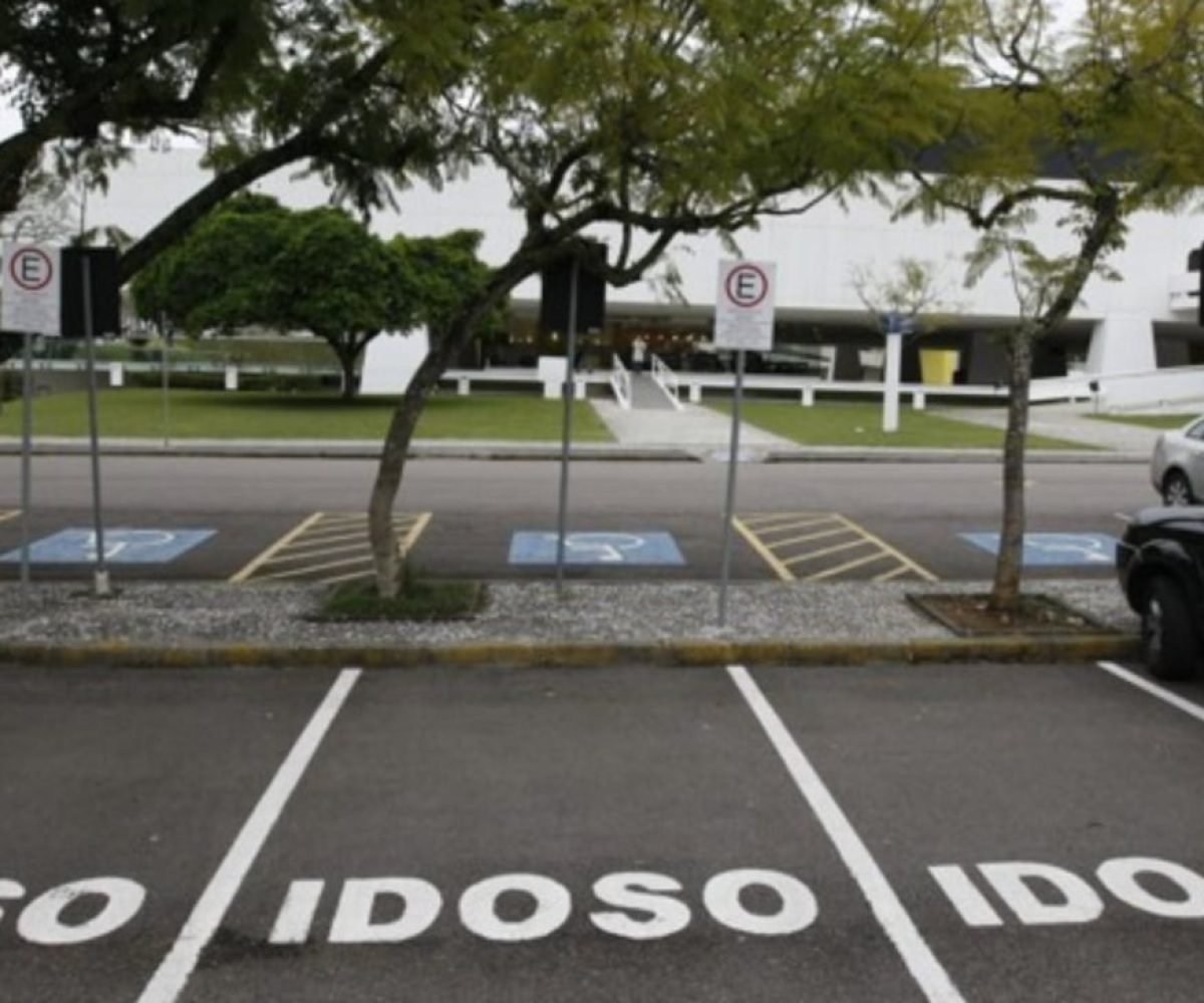 Isenção de tarifa em estacionamento rotativo beneficia idosos em cidade paulista