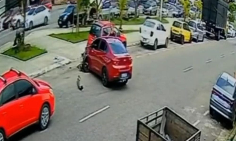 pouco de ser atropelada por um carro desgovernado enquanto tentava atravessar a