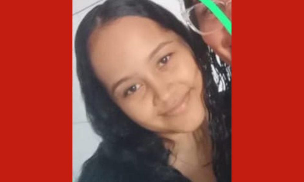 trás, golpeia a vítima a facadas e foge correndo. Syrley chegou a ser socorrida