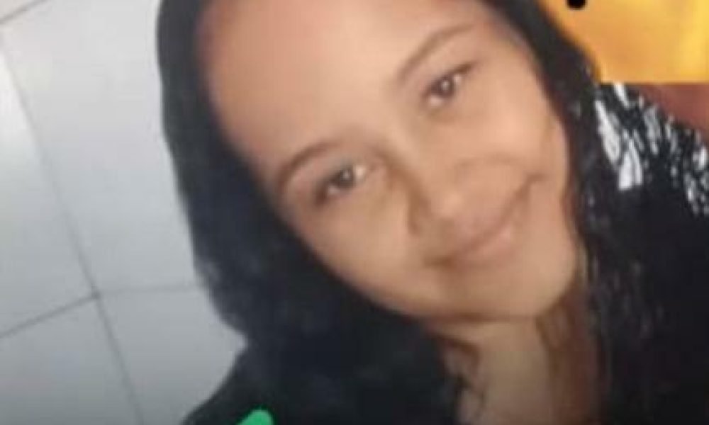 trás e a ataca com golpes de faca. Após a agressão, o homem foge correndo do loc