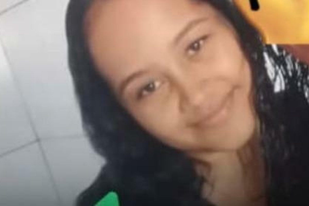 trás e a ataca com golpes de faca. Após a agressão, o homem foge correndo do loc