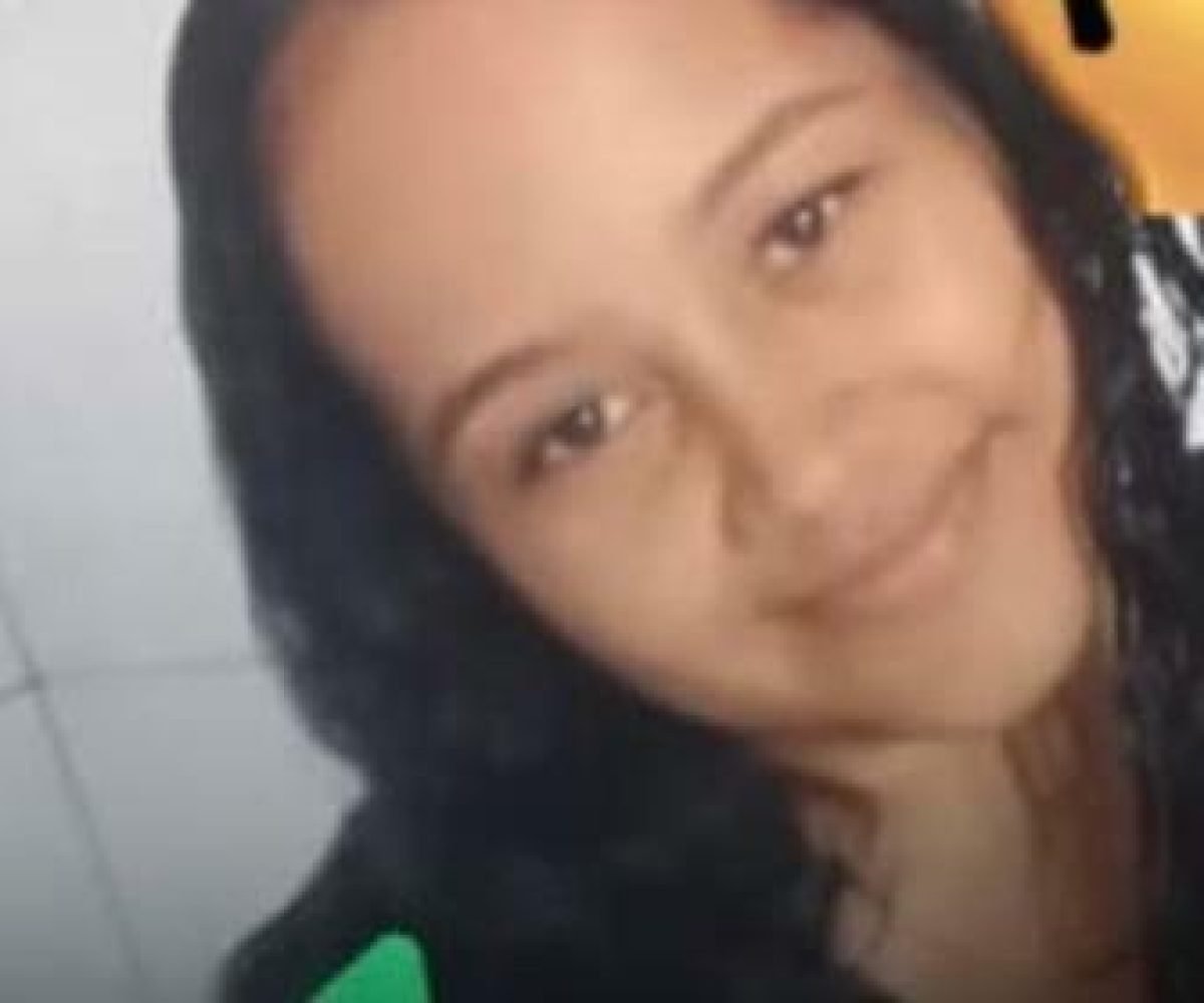 trás e a ataca com golpes de faca. Após a agressão, o homem foge correndo do loc