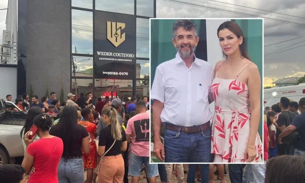 Multidão em frente ao escritório "Weder Coutinho Advogados e Associados" com foto de um casal em destaque.