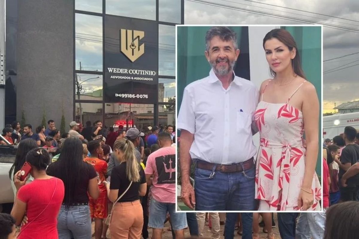 Multidão em frente ao escritório "Weder Coutinho Advogados e Associados" com foto de um casal em destaque.