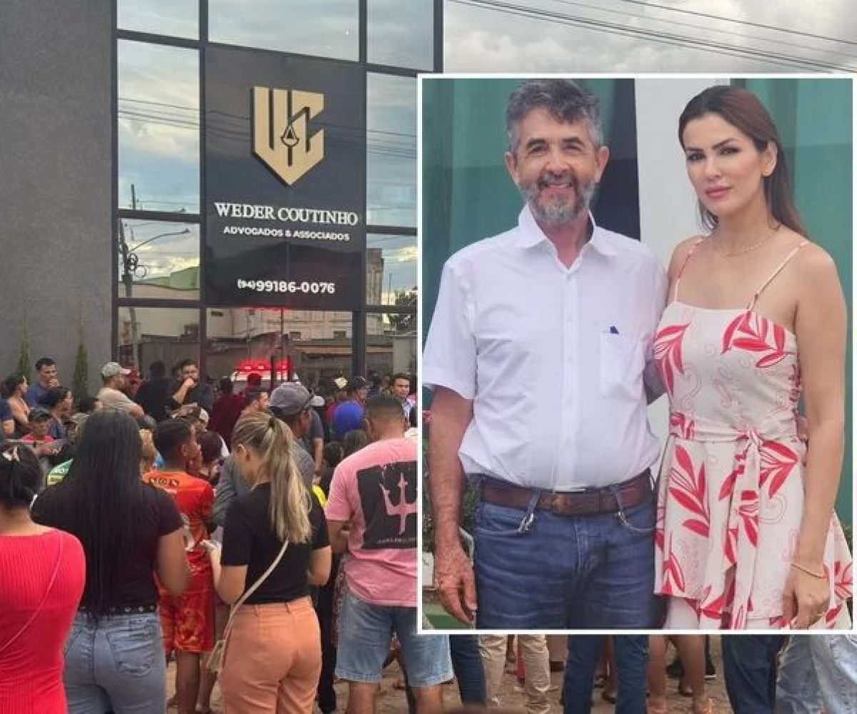 Multidão em frente ao escritório "Weder Coutinho Advogados e Associados" com foto de um casal em destaque.