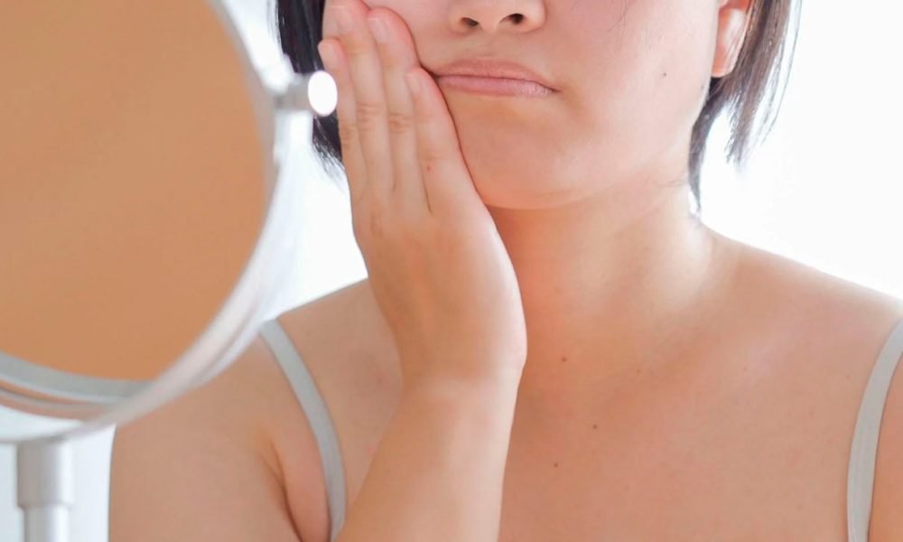 Como reduzir o inchaço facial ao acordar com técnica de massagem em 15 minutos