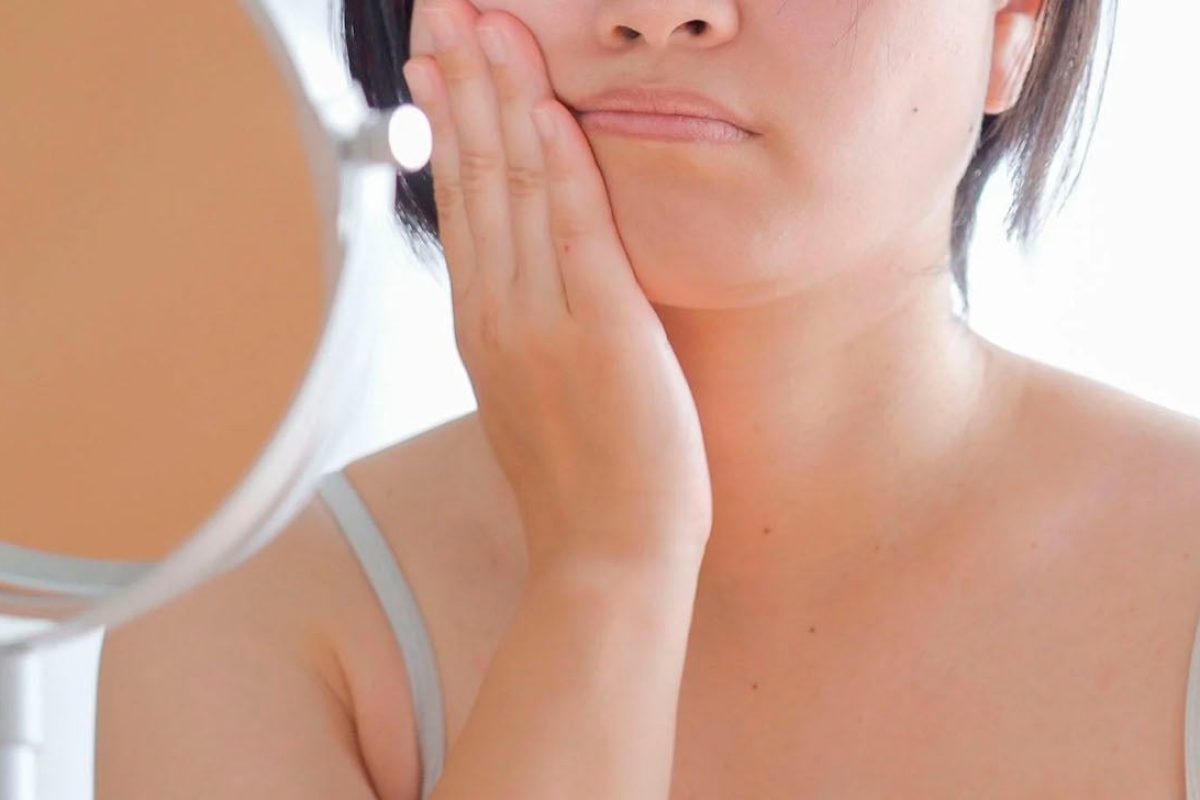 Como reduzir o inchaço facial ao acordar com técnica de massagem em 15 minutos