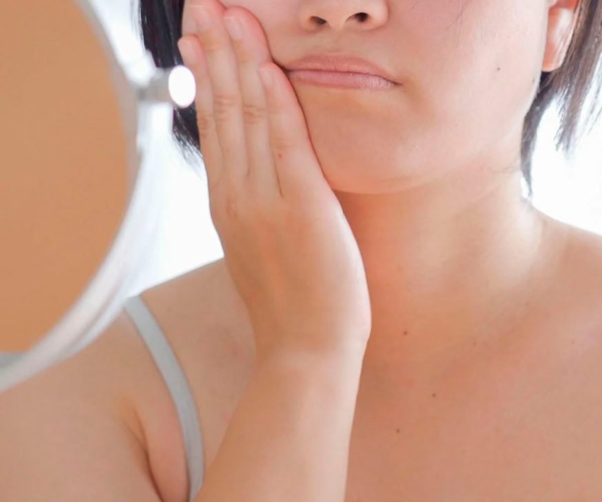 Como reduzir o inchaço facial ao acordar com técnica de massagem em 15 minutos
