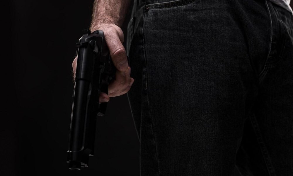 mês. Segundo a definição jurídica, esse crime acontece com a utilização de armas