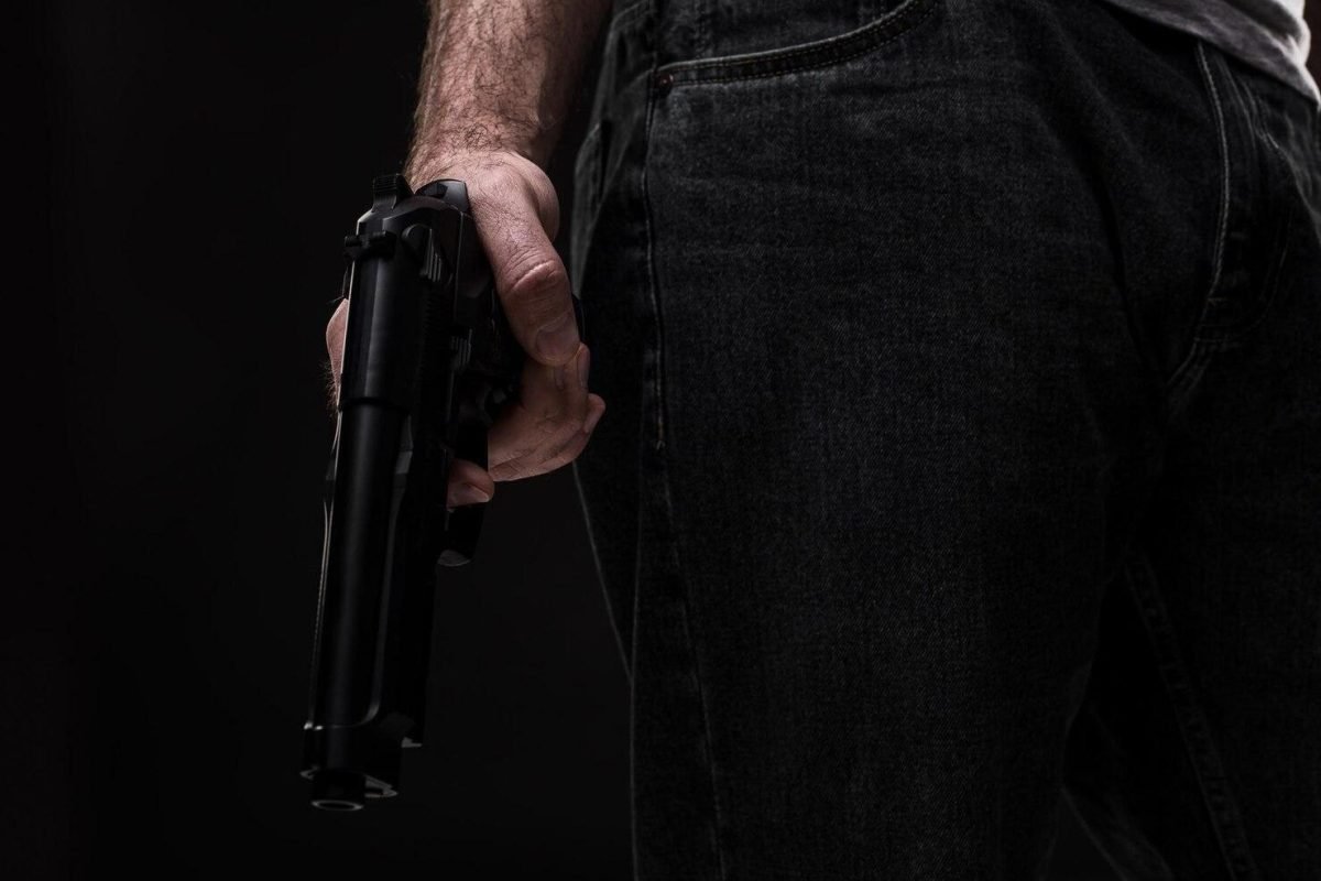 mês. Segundo a definição jurídica, esse crime acontece com a utilização de armas