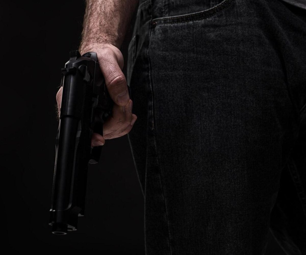 mês. Segundo a definição jurídica, esse crime acontece com a utilização de armas