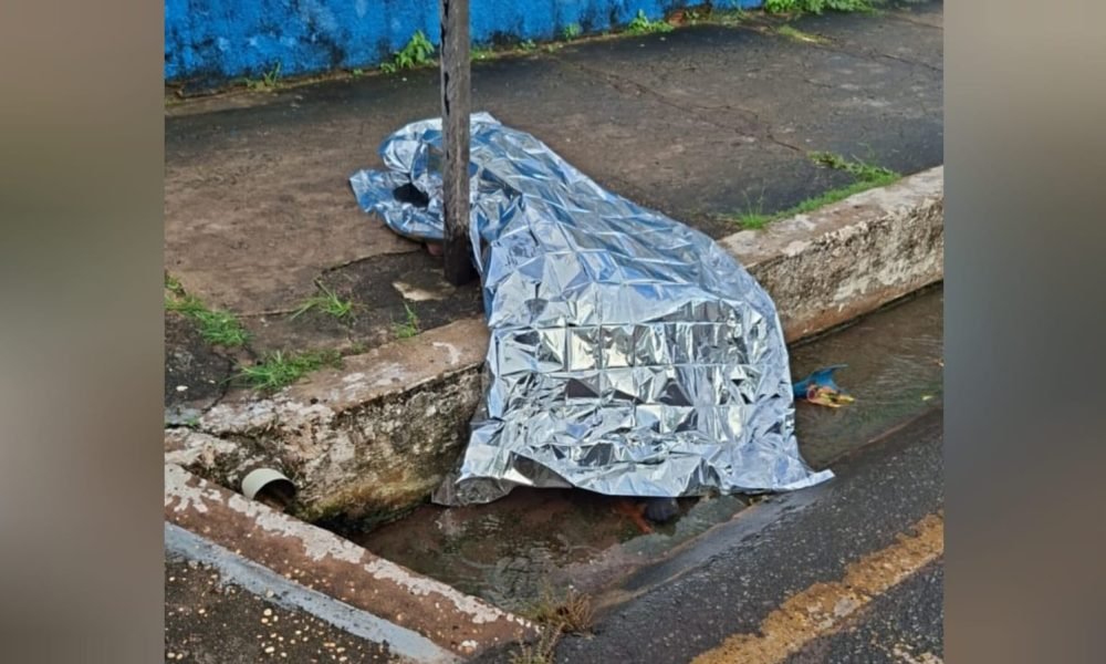 Corpo de homem foi encontrado em calçada na avenida Barão do Rio Branco Waldiney Ferreira/TV Tapaj