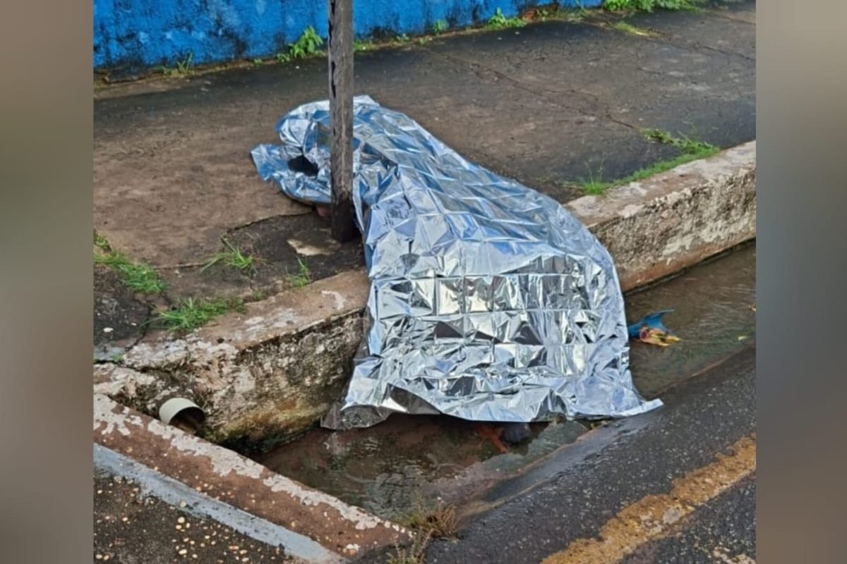 Corpo de homem foi encontrado em calçada na avenida Barão do Rio Branco Waldiney Ferreira/TV Tapaj