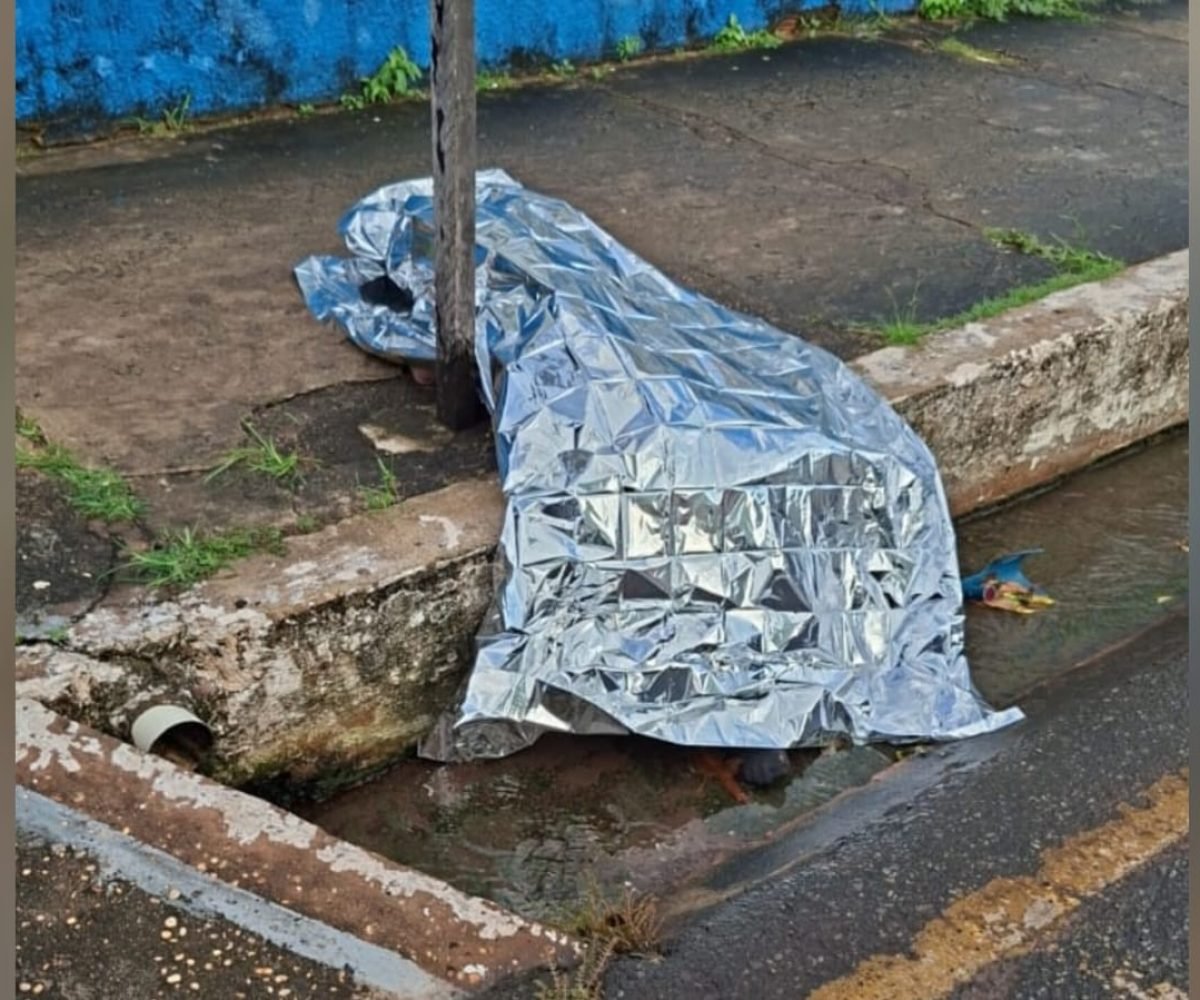 Corpo de homem foi encontrado em calçada na avenida Barão do Rio Branco Waldiney Ferreira/TV Tapaj