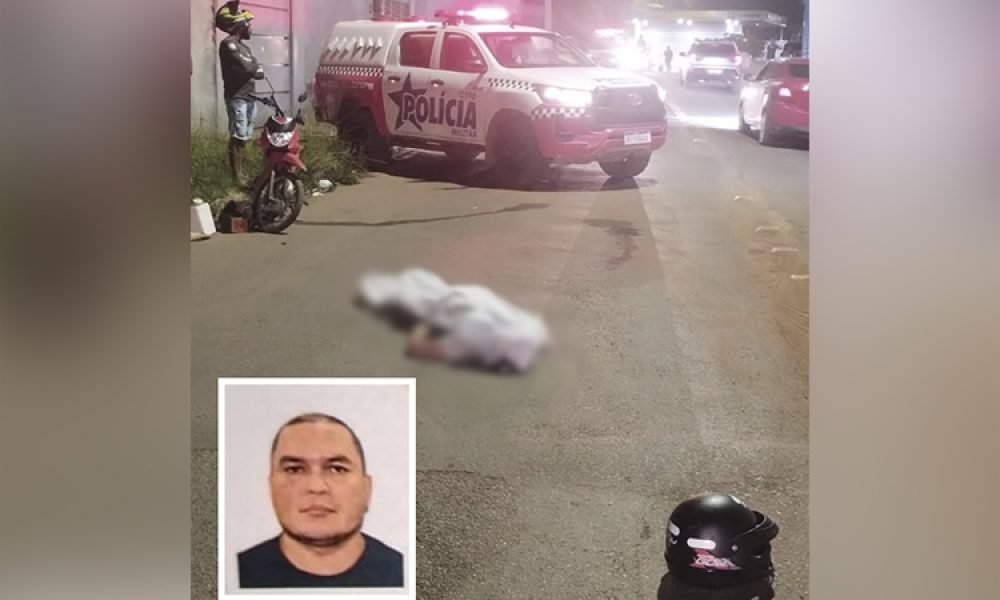 Cena de crime noturna com corpo coberto, viatura policial e foto de identificação da vítima.